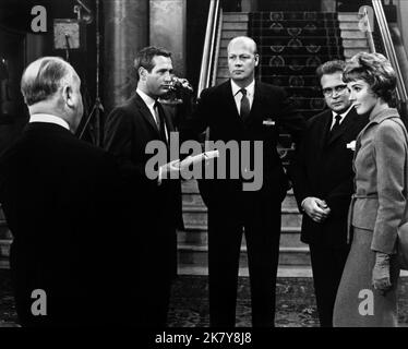 Alfred Hitchcock, Paul Newman, Peter Bourne, Günter Strack & Julie Andrews film: Ten Curtain (USA 1966) personnages: Man in Hotel lobby with baby, Professeur Michael Armstrong, Prof OLAF Hengstrom (non crédité), Professeur Karl Manfred et Sarah Sherman Directeur : Alfred Hitchcock 14 juillet 1966 **AVERTISSEMENT** cette photographie est destinée à un usage éditorial exclusif et est le droit d'auteur d'UNIVERSAL et/ou du photographe assigné par la Société de film ou de production et ne peut être reproduite que par des publications dans le cadre de la promotion du film ci-dessus. Un crédit obligatoire pour UNIVERSEL est requis. La photo Banque D'Images