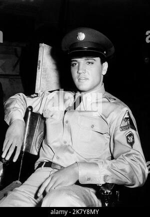 Elvis Presley film G.I. Blues (USA 1960) personnages : Tulsa McLean réalisateur : Norman Taurog 18 août 1960 **AVERTISSEMENT** cette photographie est réservée à un usage éditorial et est protégée par les droits d'auteur de PARAMOUNT PICTURES et/ou du photographe désigné par la société de production et ne peut être reproduite que par des publications en liaison avec la promotion du film ci-dessus. Un crédit obligatoire pour LES PHOTOS PARAMOUNT est requis. Le photographe doit également être crédité lorsqu'il est connu. Aucune utilisation commerciale ne peut être accordée sans autorisation écrite de The film Company. Banque D'Images