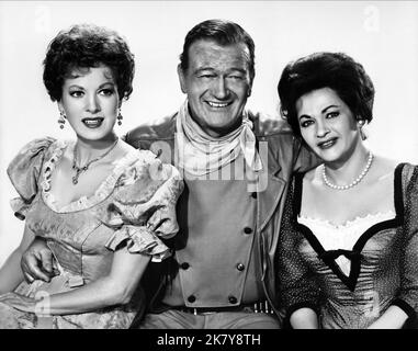 Maureen O'Hara, John Wayne & Yvonne de Carlo film: McLintock! (USA 1963) personnages : Katherine Gilhooley McLintock, George Washington McLintock et Mme Louise Warren Directeur : Andrew V. Mclaglen 13 novembre 1963 **AVERTISSEMENT** cette photographie est destinée à un usage éditorial exclusif et est protégée par les droits d'auteur des ARTISTES UNIS et/ou du photographe attribué par la Société de film ou de production et ne peut être reproduite que par des publications dans le cadre de la promotion du film ci-dessus. Un crédit obligatoire pour LES ARTISTES UNIS est requis. Le photographe doit également être crédité lorsqu'il est connu. Aucune utilisation commerciale ne peut être GRA Banque D'Images