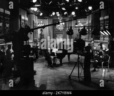 YUL Brynner film une fois de plus, avec Feeling! (1960) personnages : Victor Fabian réalisateur : Stanley Donen 11 février 1960 **AVERTISSEMENT** cette photographie est réservée à un usage éditorial et est protégée par les droits d'auteur de COLUMBIA et/ou du photographe désigné par le film ou la société de production et ne peut être reproduite que par des publications dans le cadre de la promotion du film ci-dessus. Un crédit obligatoire à COLUMBIA est requis. Le photographe doit également être crédité lorsqu'il est connu. Aucune utilisation commerciale ne peut être accordée sans autorisation écrite de The film Company. Banque D'Images