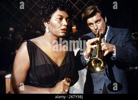 Pearl Bailey & Robert Wagner film: Tous les jeunes Cannibales fins (USA 1960) personnages: , Chad Bixby Directeur: Michael Anderson 15 septembre 1960 **AVERTISSEMENT** cette photographie est à usage éditorial exclusif et est le droit d'auteur de MGM et/ou le photographe assigné par la Société de film ou de production et ne peut être reproduite que par des publications en conjonction avec la promotion du film ci-dessus. Un crédit obligatoire pour MGM est requis. Le photographe doit également être crédité lorsqu'il est connu. Aucune utilisation commerciale ne peut être accordée sans l'autorisation écrite de la Société du film. Banque D'Images