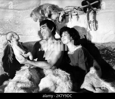 Anthony Quinn & Yoko Tani film: The Savage Innocents (1963) personnages: Inuk, Asiak Directeur: Nicholas Ray 01 mars 1960 **AVERTISSEMENT** cette photographie est destinée à un usage éditorial exclusif et est le droit d'auteur de PARAMOUNT et/ou du photographe assigné par la Société de film ou de production et ne peut être reproduite que par des publications en conjonction avec la promotion du film ci-dessus. Un crédit obligatoire pour PARAMOUNT est requis. Le photographe doit également être crédité lorsqu'il est connu. Aucune utilisation commerciale ne peut être accordée sans l'autorisation écrite de la Société du film. Banque D'Images