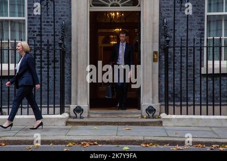 Londres, Angleterre, Royaume-Uni. 19th octobre 2022. Le Premier ministre britannique LIZ TRUSS quitte 10 Downing Street devant les QPM. (Image de crédit : © Tayfun Salci/ZUMA Press Wire) Banque D'Images