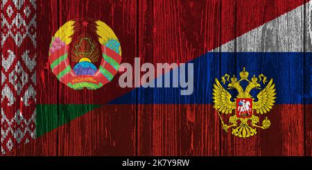 Drapeaux de la Russie et de la Biélorussie sur des planches en bois. Concept de coopération entre deux pays Banque D'Images