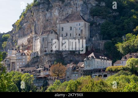 Rocamadour, village et château construit sur une falaise dans le département du Lot du sud-ouest de la France. C'est le sanctuaire de la Sainte Vierge Marie pour les pèlerins. Banque D'Images