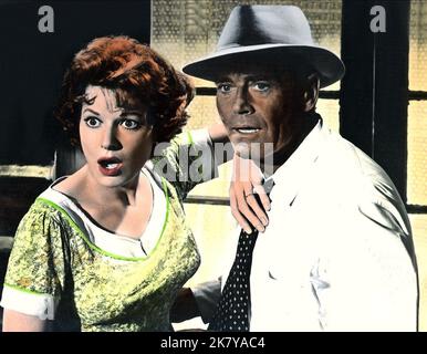 Maureen O'Hara & Henry Fonda film: Spencer'S Mountain (USA 1963) personnages: Olivia Spencer, Clay Spencer Directeur: Delmer Daves 16 mai 1963 **AVERTISSEMENT** cette photographie est destinée à un usage éditorial exclusif et est le copyright de WARNER BROS. Et/ou le photographe désigné par la Société de film ou de production et ne peut être reproduit que par des publications en conjonction avec la promotion du film ci-dessus. Crédit obligatoire pour WARNER BROS. est obligatoire. Le photographe doit également être crédité lorsqu'il est connu. Aucune utilisation commerciale ne peut être accordée sans l'autorisation écrite de la Société du film. Banque D'Images