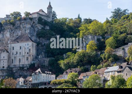 Rocamadour, village et château construit sur une falaise dans le département du Lot du sud-ouest de la France. C'est le sanctuaire de la Sainte Vierge Marie pour les pèlerins. Banque D'Images