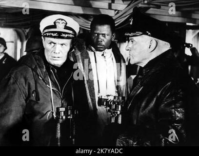 Richard Widmark, Sidney Poitier et Eric Portman film: The Bedford incident (1965) personnages: Capitaine Eric Finlander U.S. N., Ben Munceford, Commodore Wolfgang Schrepke Deutsche Marine Directeur: James B. Harris 28 septembre 1965 **AVERTISSEMENT** cette photographie est destinée à un usage éditorial exclusif et est protégée par les droits d'auteur de COLUMBIA PICTURES et/ou du photographe attribué par la Société de film ou de production et ne peut être reproduite que par des publications dans le cadre de la promotion du film ci-dessus. Un crédit obligatoire pour LES PHOTOS DE COLUMBIA est requis. Le photographe doit également être crédité lorsqu'il est connu. Pas de co Banque D'Images