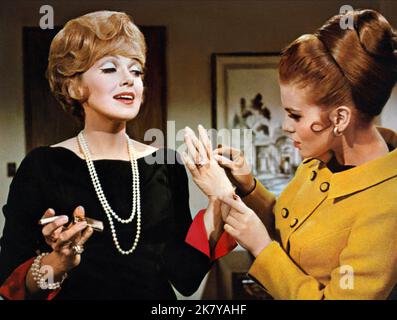 Edie Adams & Ann-Margret film: Made in Paris (USA 1966) personnages: Irene Chase, Maggie Scott Directeur: Boris Sagal 28 janvier 1966 **AVERTISSEMENT** cette photographie est à usage éditorial exclusif et est le copyright de MGM et/ou le photographe assigné par la Société de film ou de production et ne peut être reproduite que par des publications en conjonction avec la promotion du film ci-dessus. Un crédit obligatoire pour MGM est requis. Le photographe doit également être crédité lorsqu'il est connu. Aucune utilisation commerciale ne peut être accordée sans l'autorisation écrite de la Société du film. Banque D'Images