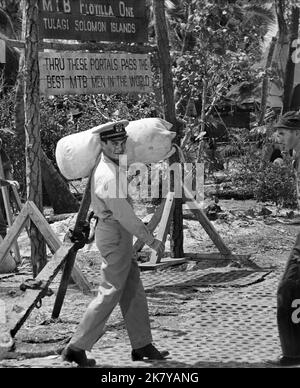 Cliff Robertson film: PT 109 (1963) personnages: Lt. John F. Kennedy Directeur: Leslie H. Martinson 19 juin 1963 **AVERTISSEMENT** cette photographie est à usage éditorial exclusif et est le copyright de WARNER et/ou le photographe assigné par la Société de film ou de production et ne peut être reproduite que par des publications dans le cadre de la promotion du film ci-dessus. Un crédit obligatoire pour WARNER est requis. Le photographe doit également être crédité lorsqu'il est connu. Aucune utilisation commerciale ne peut être accordée sans l'autorisation écrite de la Société du film. Banque D'Images