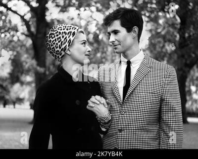 Melina Mercouri & Anthony Perkins film : Phaedra (1962) personnages : Phaedra, Alexis Directeur : Phaedra 01 septembre 1962 **AVERTISSEMENT** cette photographie est destinée à un usage éditorial exclusif et est protégée par les droits d'auteur de la Société cinématographique et/ou du photographe attribué par la Société de film ou de production et ne peut être reproduite que par des publications dans le cadre de la promotion du film ci-dessus. Un crédit obligatoire pour la société de film est requis. Le photographe doit également être crédité lorsqu'il est connu. Aucune utilisation commerciale ne peut être accordée sans l'autorisation écrite de la Société du film. Banque D'Images