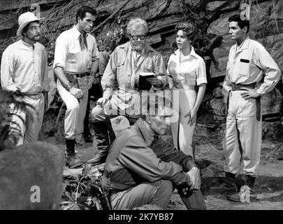 Jay Novello, Fernando Lamas, Claude Rins, Jill St. John & David Hedison film: The Lost World (USA 1960) personnages: Costa, Manuel Gomez, Professeur George Edward Challenger, Jennifer Holmes (comme Jill St.John), Ed Malone / Titel Auch: 'Urupara - Die Versunkene Welt' Directeur: Irwin Allen 13 juillet 1960 **AVERTISSEMENT** cette photographie est destinée à un usage éditorial exclusif et est protégée par les droits d'auteur des PRODUCTIONS et/ou du photographe d'IRWIN ALLEN attribué par la Société du film ou de la production et ne peut être reproduite que par des publications dans le cadre de la promotion du film ci-dessus. Un crédit obligatoire pour IRWIN ALLE Banque D'Images