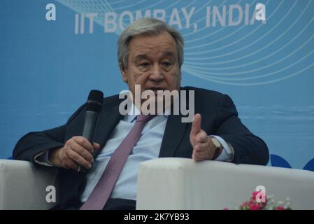 Mumbai, Inde. 19th octobre 2022. MUMBAI, INDE - OCTOBRE 19 : le Secrétaire général de l'ONU, Antonio Guterres, interagit avec les étudiants dans le cadre du programme de partenariat Inde-ONU sur le renforcement de la coopération Sud-Sud sous l'égide de 'India@75', à l'IIT Bombay sur 19 octobre 2022 à Mumbai, en Inde. (Photo par Praful Gangurde/Hindustan Times/Sipa USA) crédit: SIPA USA/Alay Live News Banque D'Images