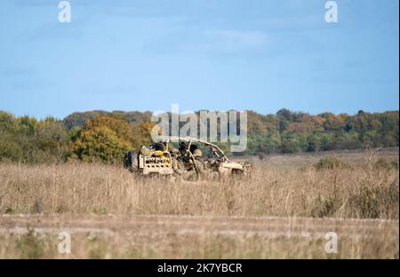 Polaris MRZR-D4 UTV (véhicule utilitaire) transportant des soldats de 40 Commando Royal Marines lors d'un exercice militaire, Wiltshire, Royaume-Uni Banque D'Images