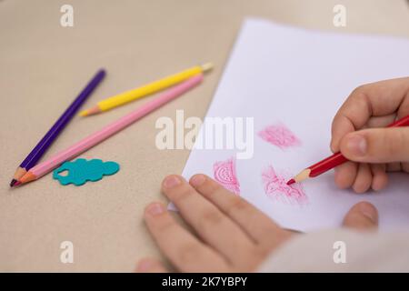 Enfants à dessiner avec des crayons colorés. Les enfants s'attirent sur le thème de la pêche. Photo de haute qualité Banque D'Images