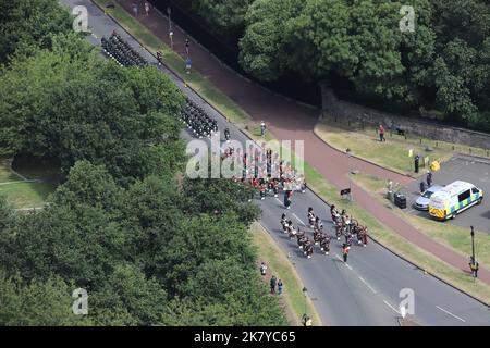 Vue aérienne de la bande du Royal Regiment of Scotland et de la Compagnie Balaklava - pendant les reherses de la cérémonie des clefs, Édimbourg, juin 2022 Banque D'Images