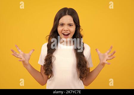 Enfant fille avec expression en colère. adolescent de 12, 13, 14 ans avec un visage en colère, des émotions bouleversées. Banque D'Images