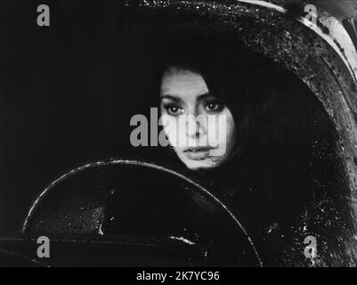 Sophia Loren film Five Miles to Midnight (le couteau dans la plaie) FR/IT 1962, réalisateur : Anatole Litvak 12 décembre 1962 **AVERTISSEMENT** cette photographie est réservée à un usage éditorial et est la propriété des ARTISTES ALLIÉS et/ou du photographe assigné par le film ou la Société de production et ne peut être reproduite que par des publications en liaison avec la promotion du film ci-dessus. Un crédit obligatoire aux ARTISTES ALLIÉS est requis. Le photographe doit également être crédité lorsqu'il est connu. Aucune utilisation commerciale ne peut être accordée sans autorisation écrite de The film Company. Banque D'Images