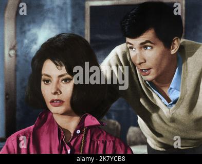 Sophia Loren & Anthony Perkins film Five Miles to Midnight (le couteau dans la plaie) FR/IT 1962, réalisateur : Anatole Litvak 12 décembre 1962 **AVERTISSEMENT** cette photographie est réservée à un usage éditorial et est la propriété DES ARTISTES ALLIÉS et/ou du photographe assigné par le film ou la société de production et ne peut être reproduite que par des publications en liaison avec la promotion du film ci-dessus. Un crédit obligatoire aux ARTISTES ALLIÉS est requis. Le photographe doit également être crédité lorsqu'il est connu. Aucune utilisation commerciale ne peut être accordée sans autorisation écrite de The film Company. Banque D'Images