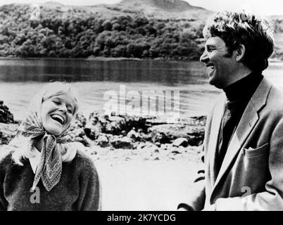 Virginia McKenna & Bill travers film: Ring of Bright Water (1967) personnages: Mary MacKenzie & Graham Merrill Directeur: Jack Couffer 18 juin 1969 **AVERTISSEMENT** cette photographie est destinée à un usage éditorial exclusif et est protégée par le droit d'auteur du GRADE et/ou du photographe attribué par la Société de film ou de production et ne peut être reproduite que par des publications en conjonction avec la promotion du film ci-dessus. Un crédit obligatoire pour LE RANG est requis. Le photographe doit également être crédité lorsqu'il est connu. Aucune utilisation commerciale ne peut être accordée sans l'autorisation écrite de la Société du film. Banque D'Images