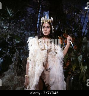 Martine Beswick film: Slave Girls (1967) personnages: Kari Directeur: Michael Carreras 25 janvier 1967 **AVERTISSEMENT** cette photographie est à usage éditorial seulement et est le droit d'auteur des PRODUCTIONS DE FILM DE MARTEAU et/ou le photographe assigné par la Société de film ou de production et ne peut être reproduit que par des publications en conjonction avec la promotion du film ci-dessus. Un crédit obligatoire pour LES PRODUCTIONS DE FILMS DE MARTEAU est requis. Le photographe doit également être crédité lorsqu'il est connu. Aucune utilisation commerciale ne peut être accordée sans l'autorisation écrite de la Société du film. Banque D'Images