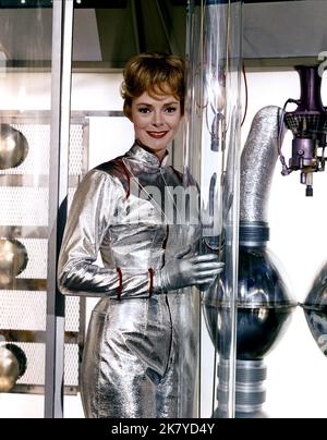 June Lockhart Television: Lost in Space (TV-Serie) personnages: Maureen Robinson USA 1965-1968, 15 septembre 1965 **AVERTISSEMENT** cette photographie est à usage éditorial exclusif et est le copyright de 20th CENTURY FOX TELEVISION et/ou le photographe assigné par la Société de film ou de production et ne peut être reproduite que par des publications dans le cadre de la promotion du film ci-dessus. Un crédit obligatoire pour LA TÉLÉVISION FOX 20th CENTURY est requis. Le photographe doit également être crédité lorsqu'il est connu. Aucune utilisation commerciale ne peut être accordée sans l'autorisation écrite de la Société du film. Banque D'Images