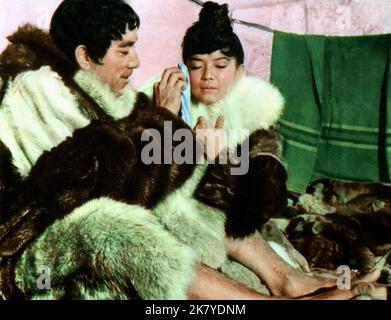 Anthony Quinn & Yoko Tani film: The Savage Innocents (1968) personnages: Inuk & Asiak Directeur: Nicholas Ray 01 mars 1960 **AVERTISSEMENT** cette photographie est destinée à un usage éditorial exclusif et est le droit d'auteur de PARAMOUNT et/ou du photographe assigné par la Société de film ou de production et ne peut être reproduite que par des publications en conjonction avec la promotion du film ci-dessus. Un crédit obligatoire pour PARAMOUNT est requis. Le photographe doit également être crédité lorsqu'il est connu. Aucune utilisation commerciale ne peut être accordée sans l'autorisation écrite de la Société du film. Banque D'Images