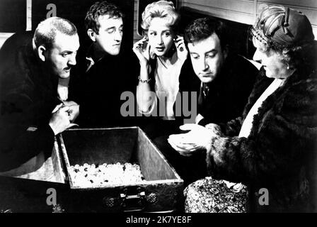 David Lodge, Bernard Cribbins, Liz Fraser, Peter Sellers & Irene Handl film: Two-Way Stretch (1960) personnages: Jelly Knight,Lennie Price,Ethel,Dodger Lane & Mrs Price Director: Robert Day 20 décembre 1960 **AVERTISSEMENT** cette photographie est à usage éditorial exclusif et est le droit d'auteur de BRITISH LION et/ou le photographe assigné par la Société de film ou de production et ne peut être reproduite que par des publications en conjonction avec la promotion du film ci-dessus. Un crédit obligatoire pour BRITISH LION est requis. Le photographe doit également être crédité lorsqu'il est connu. Aucune utilisation commerciale ne peut être accordée wi Banque D'Images