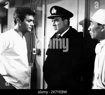 Tony Curtis & Edmond O'Brien film: The Great Impostor (1961) personnages: Ferdinand Waldo Demara Jr / Martin donner / Dr Gilbert / Ben. W. Stone / Dr. Joseph Mornay / Robert Boyd Hammnd & Directeur : Robert Mulligan 03 février 1961 **AVERTISSEMENT** cette photographie est à usage éditorial exclusif et est le droit d'auteur d'UNIVERSAL et/ou du photographe assigné par la Société de film ou de production et ne peut être reproduite que par des publications en conjonction avec la promotion du film ci-dessus. Un crédit obligatoire pour UNIVERSEL est requis. Le photographe doit également être crédité lorsqu'il est connu. Pas de publicité nous Banque D'Images