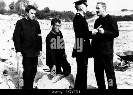 Peter Sellers, Bernard Cribbins, Lionel Jeffries & David Lodge film: Two-Way Stretch (1960) personnages: Dodger Lane,Lennie Price,Chief P.O. Crout & Jelly Knight Directeur : Robert Day 20 décembre 1960 **AVERTISSEMENT** cette photographie est à usage éditorial exclusif et est le droit d'auteur de BRITISH LION et/ou le photographe assigné par la Société de film ou de production et ne peut être reproduite que par des publications en conjonction avec la promotion du film ci-dessus. Un crédit obligatoire pour BRITISH LION est requis. Le photographe doit également être crédité lorsqu'il est connu. Aucune utilisation commerciale ne peut être accordée sans wr Banque D'Images