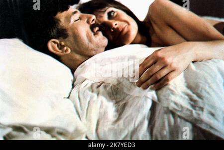 Norman Wisdom & Sally Geeson film: What Is Good for the Goose (1969) personnages: Timothy Bartlett & Nikki Directeur: Menahem Golan 01 décembre 1969 **AVERTISSEMENT** cette photographie est à usage éditorial exclusif et est protégée par les droits d'auteur de la Société du film et/ou du photographe assigné par la Société du film ou de la production et ne peut être reproduite que par des publications dans le cadre de la promotion du film ci-dessus. Un crédit obligatoire pour la société de film est requis. Le photographe doit également être crédité lorsqu'il est connu. Aucune utilisation commerciale ne peut être accordée sans l'autorisation écrite de la Société du film. Banque D'Images