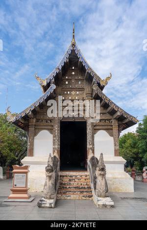 Vue de face de l'ancien viharn de style Lanna à l'intérieur du bâtiment historique du temple bouddhiste Wat Prasat, Chiang Mai, Thaïlande Banque D'Images