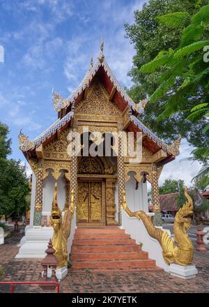 Vue de face d'un magnifique ubosot moderne ou d'un hall ordinal à l'intérieur du bâtiment historique du temple bouddhiste Wat Prasat, Chiang Mai, Thaïlande Banque D'Images