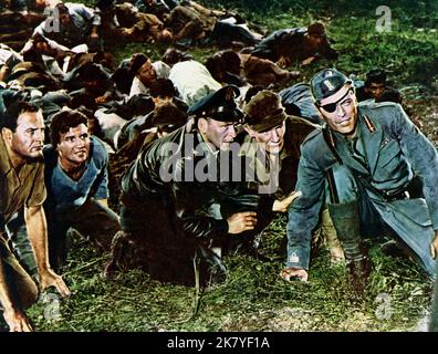 Brad Dexter, Frank Sinatra & Trevor Howard film: Von RyaN'S Express (1965) personnages: Sergent Bostick, Colonel Joseph L. Ryan et Major Eric Fincham Directeur: Mark Robson 23 juin 1965 **AVERTISSEMENT** cette photographie est destinée à un usage éditorial seulement et est le droit d'auteur de 20 CENTURY FOX et/ou le photographe assigné par la Société du film ou de la production et ne peut être reproduite que par des publications dans le cadre de la promotion du film ci-dessus. Un crédit obligatoire à 20 CENTURY FOX est requis. Le photographe doit également être crédité lorsqu'il est connu. Aucune utilisation commerciale ne peut être accordée sans auteur écrit Banque D'Images