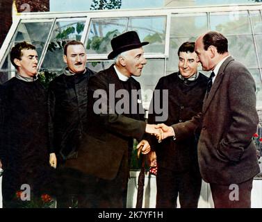 Bernard Cribbins, David Lodge, Wilfrid Hyde-White, Peter Sellers & Maurice Denham film: Two-Way Stretch (1969) personnages: Lennie Price, Jelly Knight, savonny Stevens, Dodger Lane & The Governor Director: Robert Day 20 décembre 1960 **AVERTISSEMENT** cette photographie est à usage éditorial exclusif et est le droit d'auteur de BRITISH LION et/ou le photographe assigné par la Société de film ou de production et ne peut être reproduite que par des publications en conjonction avec la promotion du film ci-dessus. Un crédit obligatoire pour BRITISH LION est requis. Le photographe doit également être crédité lorsqu'il est connu. Pas de publicité Banque D'Images