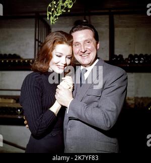 Diana Rigg & Patrick Macnee Television : The Avengers (TV-Serie) personnages : Emma Peel & John Steed UK 1961-1969, 28 septembre 1965 **AVERTISSEMENT** cette photographie est réservée à un usage éditorial et est la propriété de ABCSTUDIOCANAL et/ou du photographe désigné par The film or production Company et ne peut être reproduite que par des publications en liaison avec la promotion du film ci-dessus. Un crédit obligatoire à ABCSTUDIOCANAL est requis. Le photographe doit également être crédité lorsqu'il est connu. Aucune utilisation commerciale ne peut être accordée sans autorisation écrite de The film Company. Banque D'Images