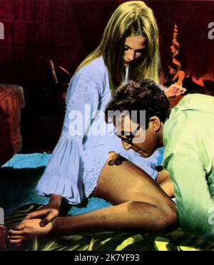 Leigh Taylor-Young & Peter Sellers film: I Love You, Alice B.Toklas (1968) personnages: Nancy & Harold Directeur: HY Averback 07 octobre 1968 **AVERTISSEMENT** cette photographie est à usage éditorial exclusif et est le copyright de WARNER BROS / BRUCE MCBROOM et/ou le photographe assigné par la Société de film ou de production et ne peut être reproduite que par des publications dans le cadre de la promotion du film ci-dessus. Un crédit obligatoire pour WARNER BROS / BRUCE MCBROOM est requis. Aucune utilisation commerciale ne peut être accordée sans l'autorisation écrite de la Société du film. Banque D'Images