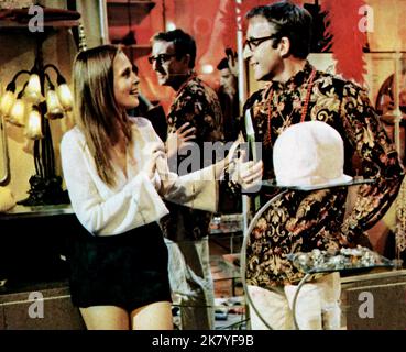 Leigh Taylor-Young & Peter Sellers film: I Love You, Alice B.Toklas (1968) personnages: Nancy & Harold Directeur: HY Averback 07 octobre 1968 **AVERTISSEMENT** cette photographie est à usage éditorial exclusif et est le copyright de WARNER BROS / BRUCE MCBROOM et/ou le photographe assigné par la Société de film ou de production et ne peut être reproduite que par des publications dans le cadre de la promotion du film ci-dessus. Un crédit obligatoire pour WARNER BROS / BRUCE MCBROOM est requis. Aucune utilisation commerciale ne peut être accordée sans l'autorisation écrite de la Société du film. Banque D'Images