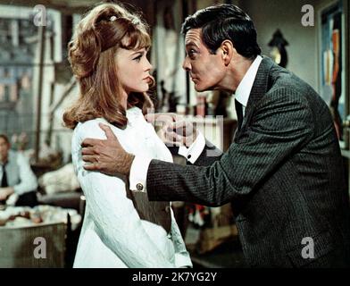 Ann-Margret & Louis Jourdan film : fabriqué à Paris (USA 1966) personnages : Maggie Scott & Marc Fontaine Directeur : Boris Sagal 28 janvier 1966 **AVERTISSEMENT** cette photographie est à usage éditorial exclusif et est le copyright de MGM et/ou le photographe assigné par la Société de film ou de production et ne peut être reproduite que par des publications en conjonction avec la promotion du film ci-dessus. Un crédit obligatoire pour MGM est requis. Le photographe doit également être crédité lorsqu'il est connu. Aucune utilisation commerciale ne peut être accordée sans l'autorisation écrite de la Société du film. Banque D'Images