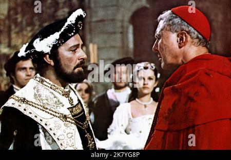 Richard Burton et Anthony Quayle film : Anne des mille jours (1969) personnages : le roi Henry VIII et le cardinal Wolsey Directeur : Charles Jarrott 18 décembre 1969 **AVERTISSEMENT** cette photographie est à usage éditorial exclusif et est le droit d'auteur d'UNIVERSAL et/ou du photographe assigné par la Société de film ou de production et ne peut être reproduite que par des publications en conjonction avec la promotion du film ci-dessus. Un crédit obligatoire pour UNIVERSEL est requis. Le photographe doit également être crédité lorsqu'il est connu. Aucune utilisation commerciale ne peut être accordée sans l'autorisation écrite de la Société du film. Banque D'Images