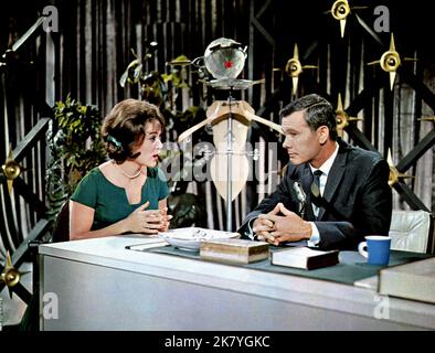 Connie Francis et Johnny Carson film : à la recherche de l'amour (1964) personnages : Libby Caruso et Johnny Carson Directeur : Don Weis 05 août 1964 **AVERTISSEMENT** cette photographie est destinée à un usage éditorial exclusif et est le droit d'auteur de MGM et/ou du photographe assigné par la Société de film ou de production et ne peut être reproduite que par des publications en conjonction avec la promotion du film ci-dessus. Un crédit obligatoire pour MGM est requis. Le photographe doit également être crédité lorsqu'il est connu. Aucune utilisation commerciale ne peut être accordée sans l'autorisation écrite de la Société du film. Banque D'Images