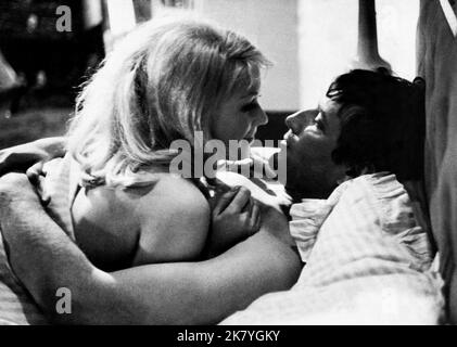 Annette Andre & Tom Bell film: He Who Rides A Tiger (1965) personnages: Julie & Peter Rayston Directeur: Charles Crichton 01 octobre 1965 **AVERTISSEMENT** cette photographie est à usage éditorial exclusif et est le droit d'auteur de BRITISH LION et/ou le photographe assigné par la Société du film ou de la production et ne peut être reproduite que par des publications dans le cadre de la promotion du film ci-dessus. Un crédit obligatoire pour BRITISH LION est requis. Le photographe doit également être crédité lorsqu'il est connu. Aucune utilisation commerciale ne peut être accordée sans l'autorisation écrite de la Société du film. Banque D'Images