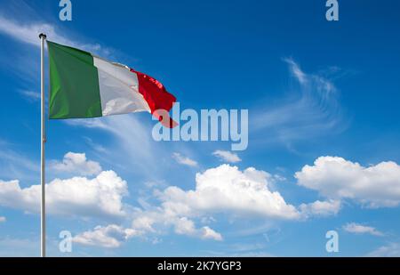 Drapeau italien sur fond bleu ciel Banque D'Images