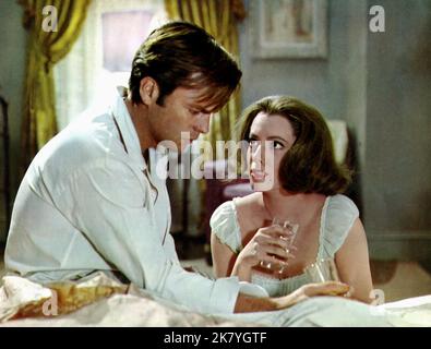 Robert Wagner & Natalie Wood film: Tous les jeunes Cannibales fins (USA 1960) Directeur: Michael Anderson 15 septembre 1960 **AVERTISSEMENT** cette photographie est à usage éditorial exclusif et est le droit d'auteur de MGM et/ou le photographe assigné par la Société de film ou de production et ne peut être reproduite que par des publications en conjonction avec la promotion du film ci-dessus. Un crédit obligatoire pour MGM est requis. Le photographe doit également être crédité lorsqu'il est connu. Aucune utilisation commerciale ne peut être accordée sans l'autorisation écrite de la Société du film. Banque D'Images