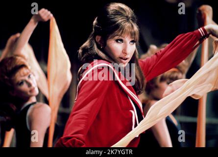 Barbra Streisand film: Funny Girl (USA 1968) personnages: Fanny Brice Directeur: William Wyler 18 septembre 1968 **AVERTISSEMENT** cette photographie est à usage éditorial exclusif et est le droit d'auteur de COLUMBIA et/ou le photographe assigné par la Société de film ou de production et ne peut être reproduite que par des publications dans le cadre de la promotion du film ci-dessus. Un crédit obligatoire pour LA COLOMBIE est requis. Le photographe doit également être crédité lorsqu'il est connu. Aucune utilisation commerciale ne peut être accordée sans l'autorisation écrite de la Société du film. Banque D'Images