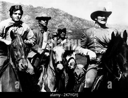 Vince Edwards, George Maharis & Jack Palance film: The Desperados (1966) personnages: David Galt,Jacob Galt & Parson Josiah Galt Directeur: Henry Levin 16 mai 1969 **AVERTISSEMENT** cette photographie est à usage éditorial exclusif et est le droit d'auteur de COLUMBIA et/ou le photographe assigné par la Société du film ou de la production et ne peut être reproduite que par des publications dans le cadre de la promotion du film ci-dessus. Un crédit obligatoire pour LA COLOMBIE est requis. Le photographe doit également être crédité lorsqu'il est connu. Aucune utilisation commerciale ne peut être accordée sans l'autorisation écrite de la Société du film. Banque D'Images