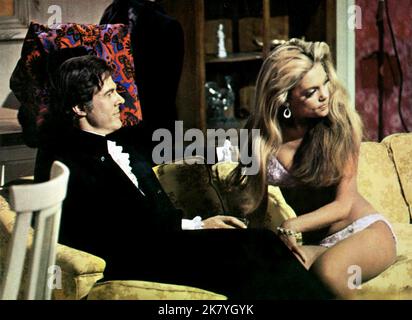 Robert Culp & Dyan Cannon film : Bob & Carol & Ted & Alice (1969) personnages : Bob Sanders & Alice Henderson Directeur : Paul Mazursky 17 septembre 1969 **AVERTISSEMENT** cette photographie est destinée à un usage éditorial exclusif et est protégée par les droits d'auteur de COLUMBIA PICTURES et/ou du photographe attribué par la Société de film ou de production et ne peut être reproduite que par des publications en conjonction avec la promotion du film ci-dessus. Un crédit obligatoire pour LES PHOTOS DE COLUMBIA est requis. Le photographe doit également être crédité lorsqu'il est connu. Aucune utilisation commerciale ne peut être accordée sans l'autorisation écrite de la Société du film. Banque D'Images