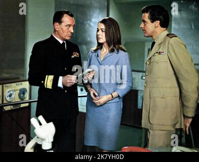 Robert Ayres, Vivienne Ventura & Kerwin Mathews film: Battle underebak the Earth (1968) personnages: ADM. Felix Hillebrand, Tila Yung (Vivienne Ventura) & Cmdr. Jonathan Shaw Directeur: Montgomery Tully 01 octobre 1967 **AVERTISSEMENT** cette photographie est destinée à un usage éditorial seulement et est le droit d'auteur de MGM et/ou le photographe assigné par la Société de film ou de production et ne peut être reproduite que par des publications dans le cadre de la promotion du film ci-dessus. Un crédit obligatoire pour MGM est requis. Le photographe doit également être crédité lorsqu'il est connu. Aucune utilisation commerciale ne peut être accordée sans wri Banque D'Images