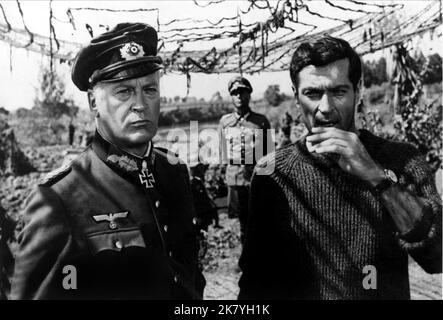 Curd Jurgens & Frederick Stafford film: Dirty Heroes (1962) personnages: General Edwin von Keist & Joe Mortimer, Sesame Director: Alberto de Martino 01 mai 1967 **AVERTISSEMENT** cette photographie est à usage éditorial exclusif et est le droit d'auteur de la Société du film et/ou du photographe assigné par la Société du film ou de la production et ne peut être reproduite que par des publications dans le cadre de la promotion du film ci-dessus. Un crédit obligatoire pour la société de film est requis. Le photographe doit également être crédité lorsqu'il est connu. Aucune utilisation commerciale ne peut être accordée sans l'autorisation écrite du film C. Banque D'Images