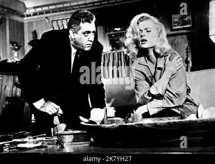 Raymond Burr & Martha Hyer film: Desire in the Dust (1960) personnages: Col Ben Marquand & Melinda Marquand Directeur: William F .Claxton 11 octobre 1960 **AVERTISSEMENT** cette photographie est à usage éditorial exclusif et est le droit d'auteur de 20th CENTURY FOX et/ou le photographe assigné par la Société de film ou de production et ne peut être reproduite que par des publications dans le cadre de la promotion du film ci-dessus. Un crédit obligatoire à 20th CENTURY FOX est requis. Le photographe doit également être crédité lorsqu'il est connu. Aucune utilisation commerciale ne peut être accordée sans l'autorisation écrite de la Société du film. Banque D'Images